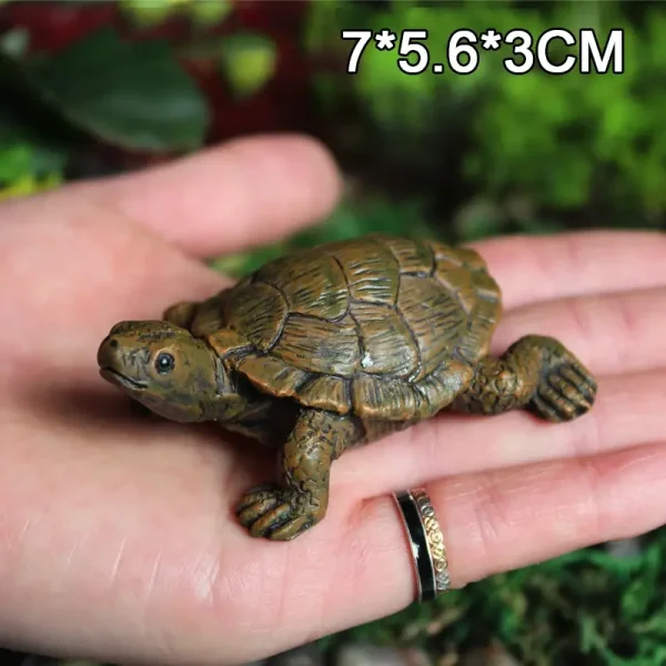 tortue terrestre réaliste en résine sur mousse et galets pour terrarium.