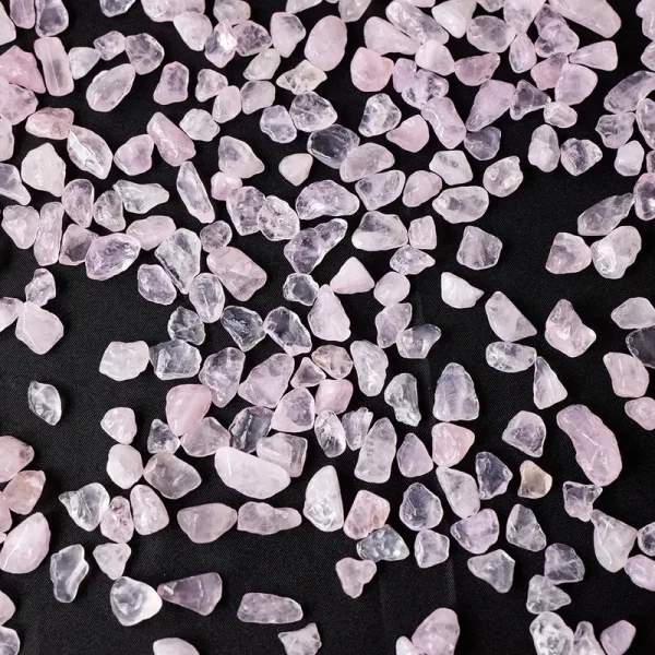 Gravier Pierres Quartz Rose naturel en bol noir, 5-8mm, pour aquarium ou décoration.