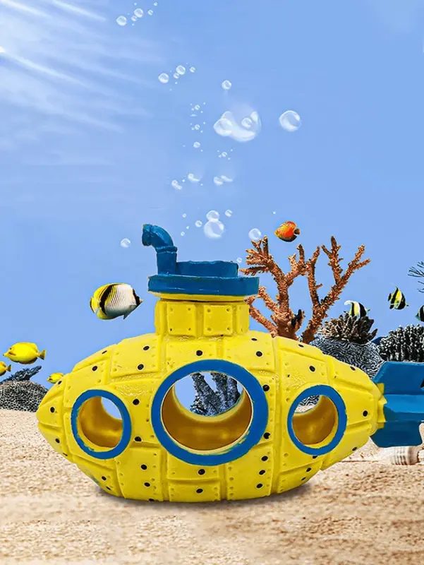 sous-marin jaune bleu en résine sur sable avec poissons.