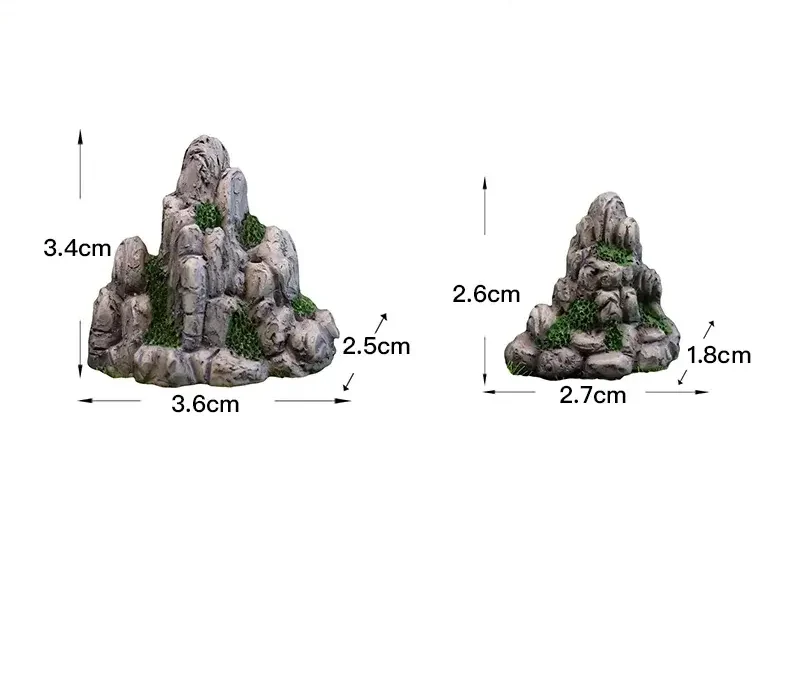 Accessoires Lot de 2 rochers miniatures en résine grise, détails mousse verte, sur herbe.