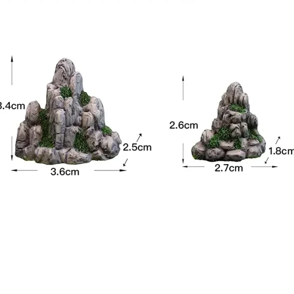 Lot de 2 rochers miniatures en résine grise, détails mousse verte, sur herbe.