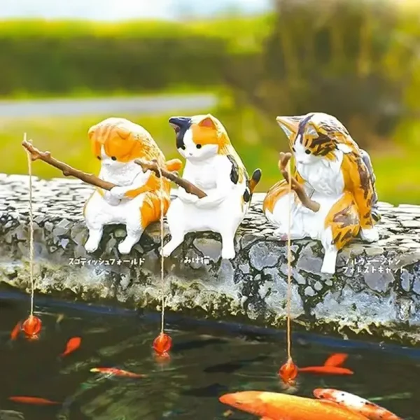 6 figurines chats pêcheurs résine : Scottish Fold, Mi-ke Neko, Norvégien au bord du bassin.