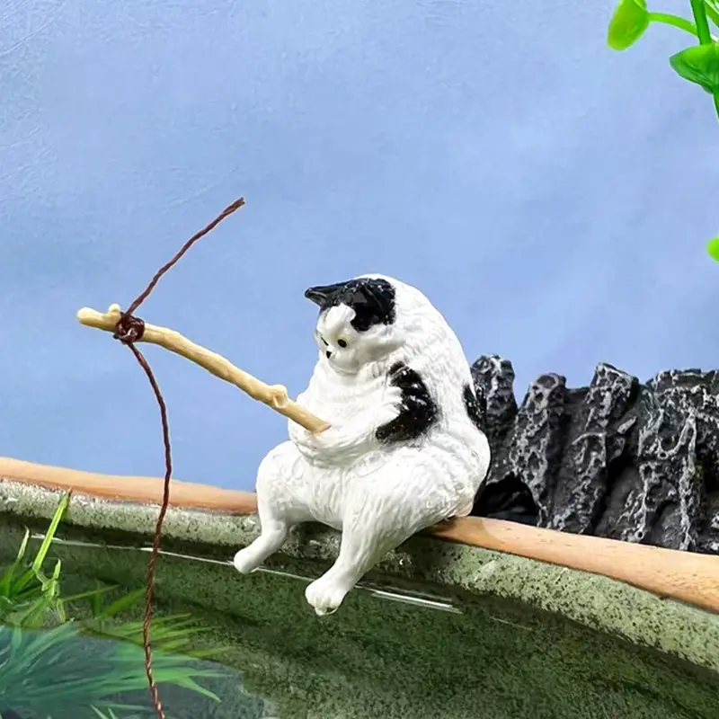 Trois figurines chats en résine : Scottish Fold, Mi-ke Neko, Norvégien au bord du bassin.