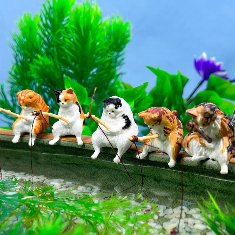 Trois figurines en résine : Scottish Fold, Mi-ke Neko, Norvégien au bord du bassin.