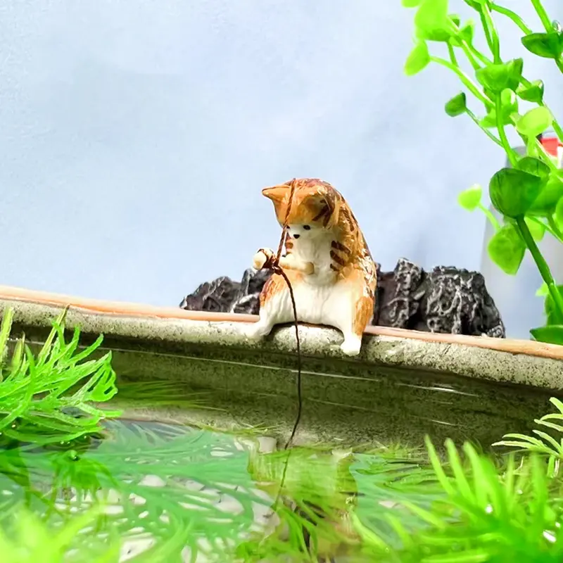 Trois figurines chats pêcheurs résine avec Scottish Fold, Mi-ke Neko, Norvégien au bord du bassin.