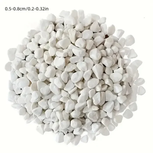 Pures pierres blanches d'aquarium 0,5-0,8cm dans récipient en bois, vues de haut.