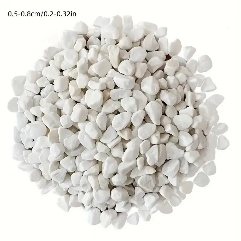 Pures pierres naturelles blanches d'aquarium 0,5-0,8cm dans récipient en bois, vues de haut.