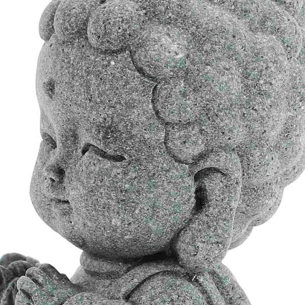 Bouddha enfant gris résine, méditant, tenant fleur de lotus.